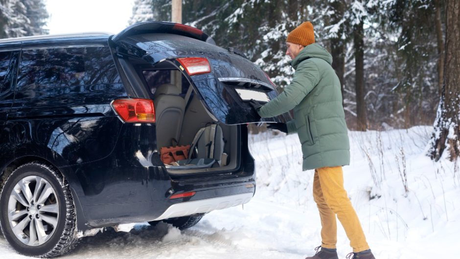 Soluții pentru bateria auto descărcată iarna: cum să pornești mașina