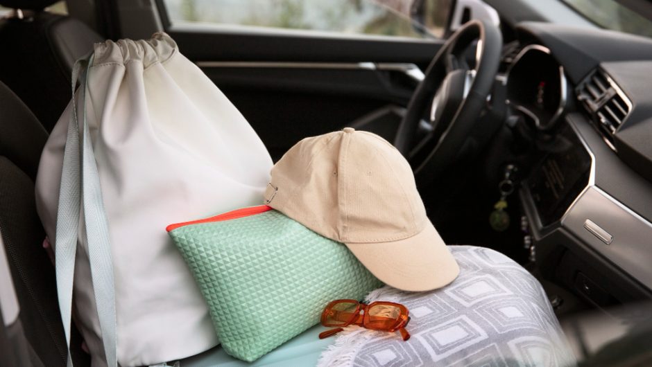 Cum să îți îmbunătățești confortul mașinii cu accesorii auto utile