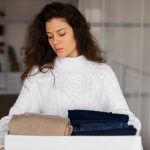 Cum să-ți organizezi garderoba pentru a economisi timp dimineața