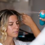 Cum să alegi un spray de păr care să nu îți usuce firele