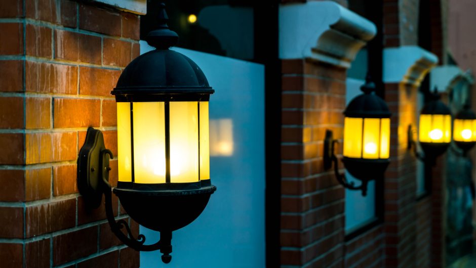 Idei de iluminat exterior pentru grădină, balcon sau terasă