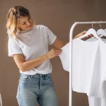 Cum să faci un tricou alb să pară o alegere de styling, nu una de urgență