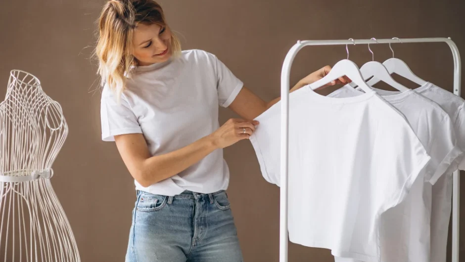 Cum să faci un tricou alb să pară o alegere de styling, nu una de urgență